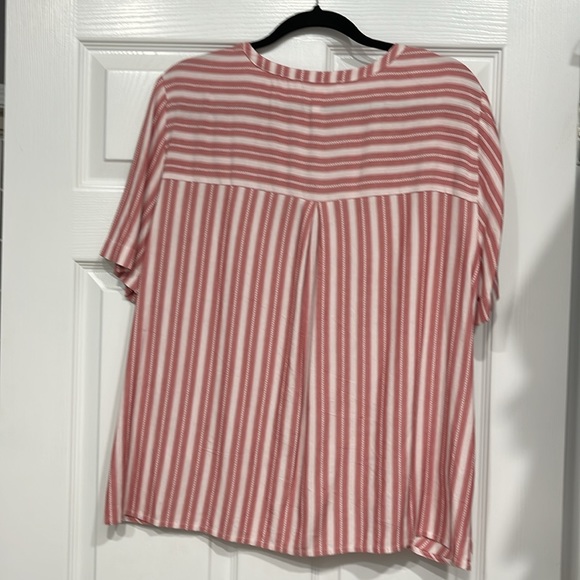 BCBGeneration top. Light red. Size large. - Picture 2 of 3